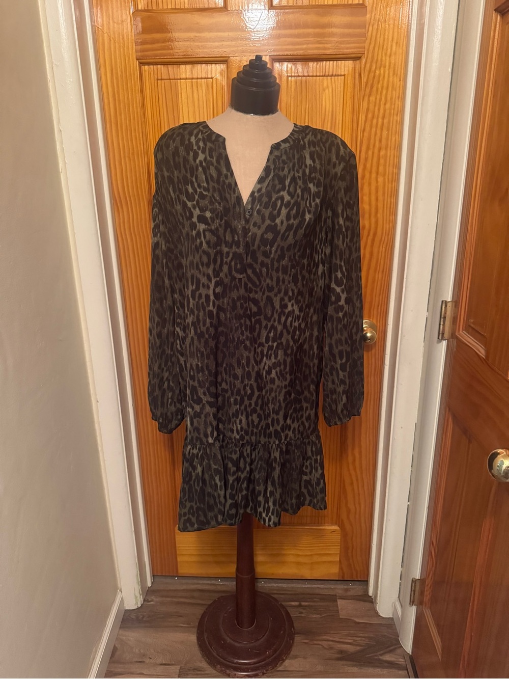 Simply Vera Leopard Print Long Sleeve Ruffle Hem Dress - Black & Olive